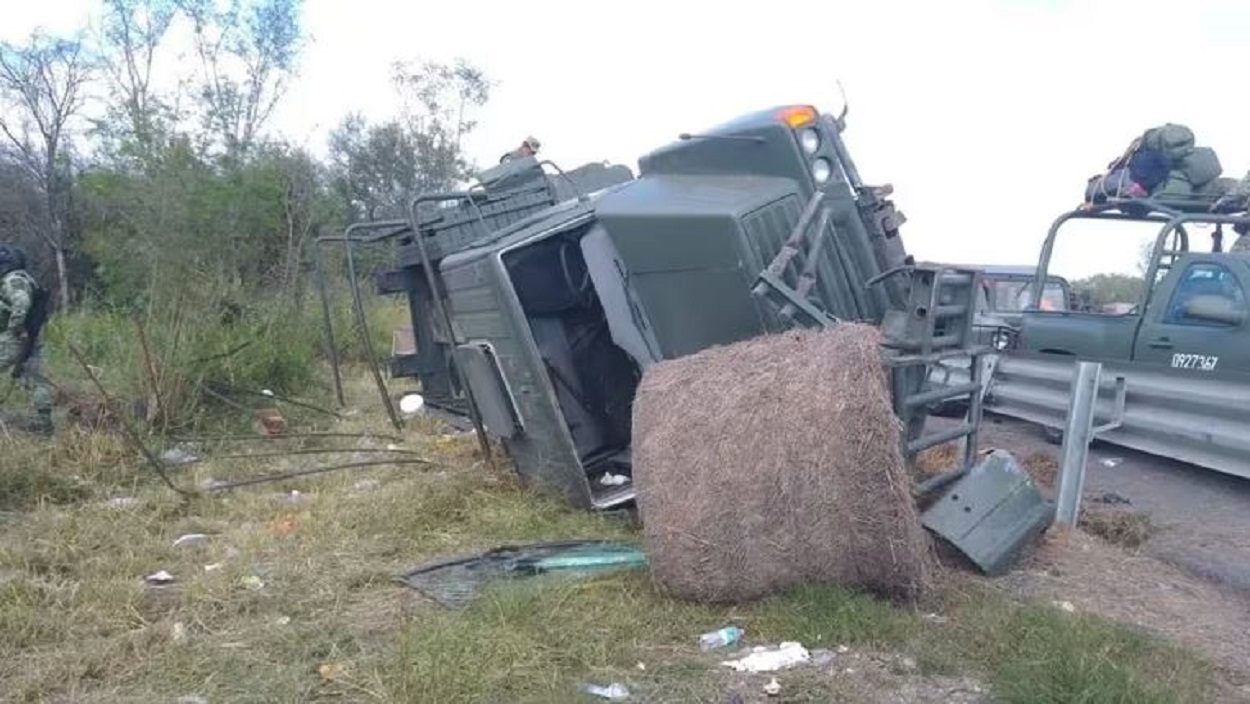 Volcadura deja 28 militares heridos