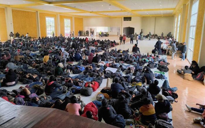Localizan a más de 700 migrantes en una bodega de Tlaxcala. Seis personas fueron detenidas y puestas a disposición de la FGR.