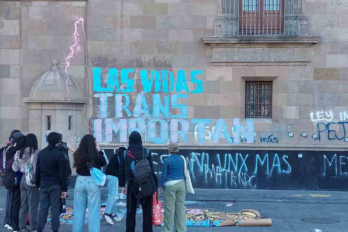 Protestan en CDMX contra transfeminicidio de activista Samantha Fonseca. Adivierten que al menos 4 mujeres trans han sido asesinadas en 2024.