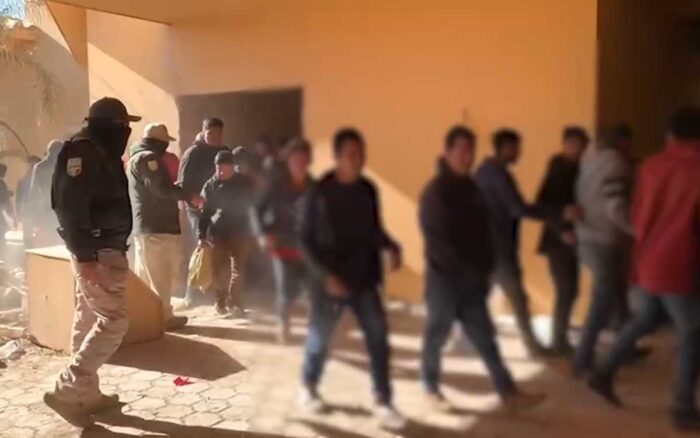 Localizan a 101 migrantes guatemaltecos en una casa abandonada en Sonora. 11 personas eran menores de edad no acompañados.