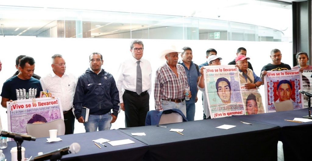Padres de los 43 culpan a AMLO por muerte de Yanqui Kothan. “Que descalifique y denigre hace que cualquiera te quiera dar un balazo”.