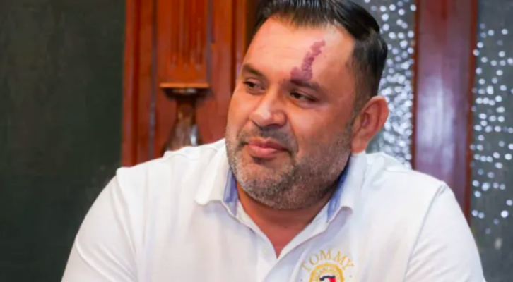 Asesinan en taquería de Morelia al alcalde de Churumuco, Michoacán. El alcalde cenaba con su familia, cuando sujetos armados entraron al establecimiento.