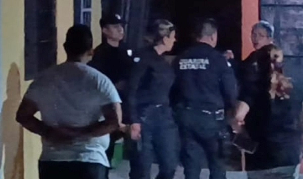 Tres menores amarrados