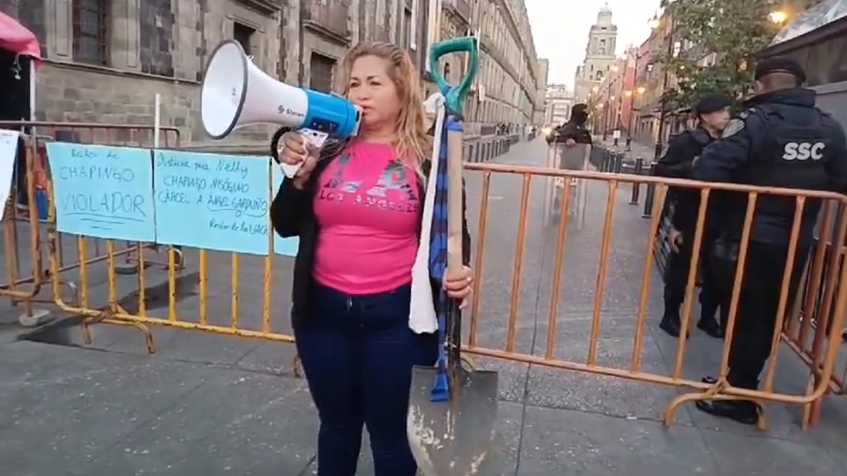 "Tome el mando presidente, hágase cargo de los desaparecidos", exigen madres de desaparecidos frente a Palacio Nacional.