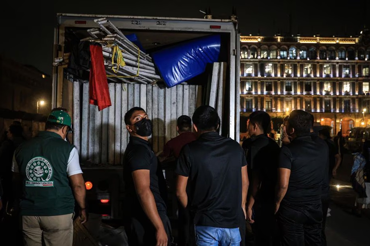 Ayotzinapa Palacio Nacional
