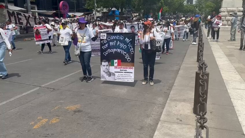 Madres buscadoras marchan