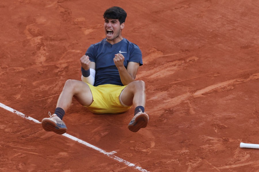 El tenista español, Carlos Alcaraz, se corona en Roland Garros tras remontar ante el alemán, Alexander Zverev.