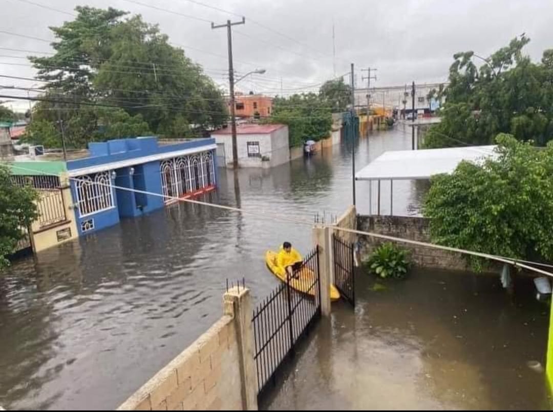 Lluvias dejan bajo el agua varios puntos de Mérida. Reportan fuertes inundaciones con autos varados tras las precipitaciones.