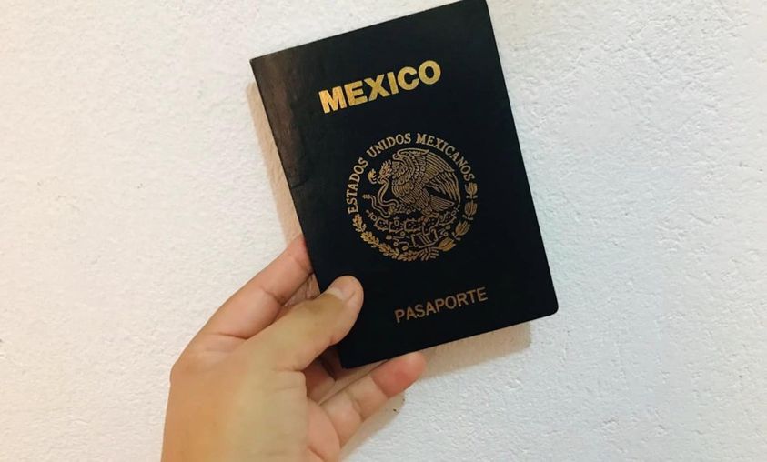 Hombres armados roban más de 6 mil pasaportes en blanco de Relaciones Exteriores en la carretera México-Veracruz.