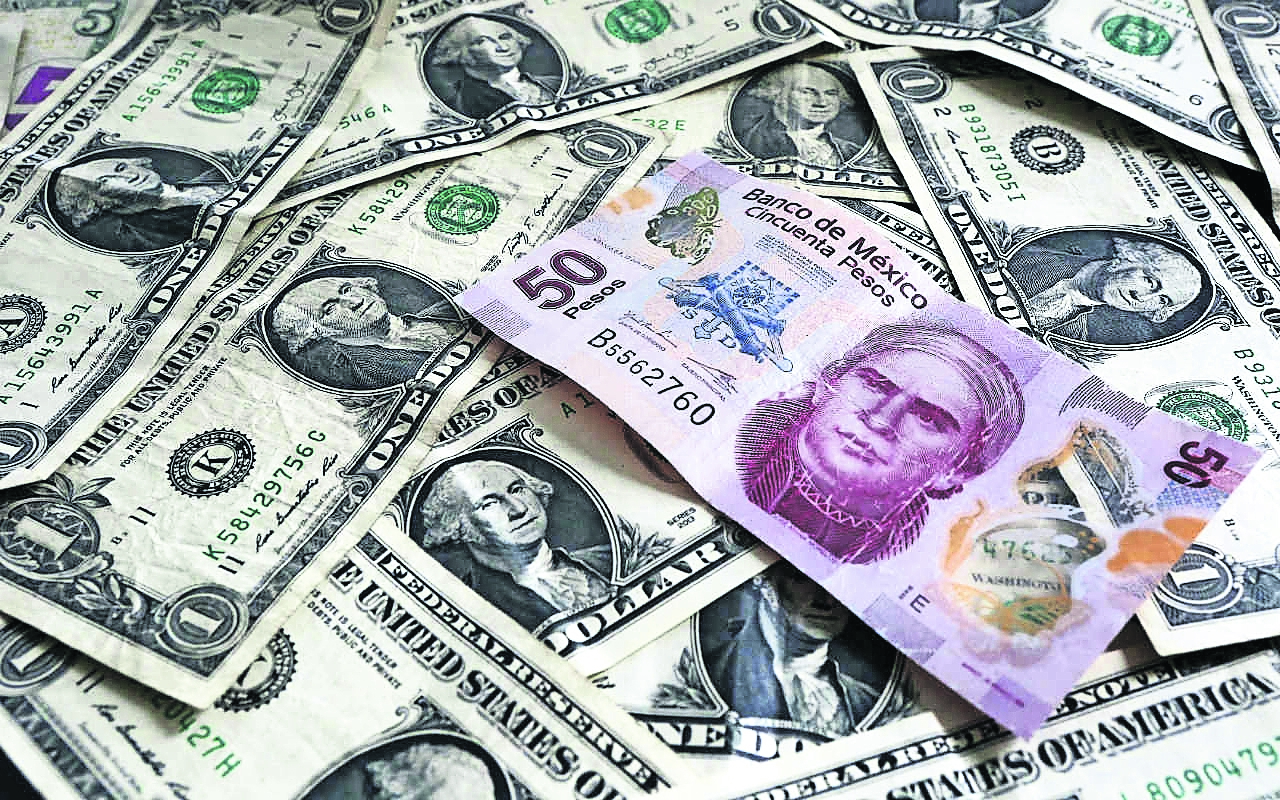 Peso desafía la barrera de los 18 por dólar ante temores por control del Congreso. La moneda nacional cotizaba en 17.94 unidades.