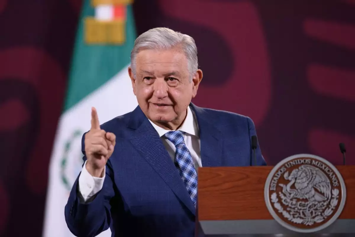 AMLO exhibe a 13 empresas que le deben al SAT. El mandatario acusa que los casos están detenidos en el Poder Judicial.