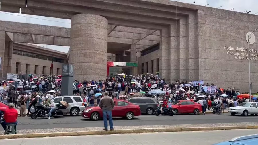 Desde la media noche del miércoles, el Poder Judicial en paro contra reforma de AMLO en la sede de San Lázaro.