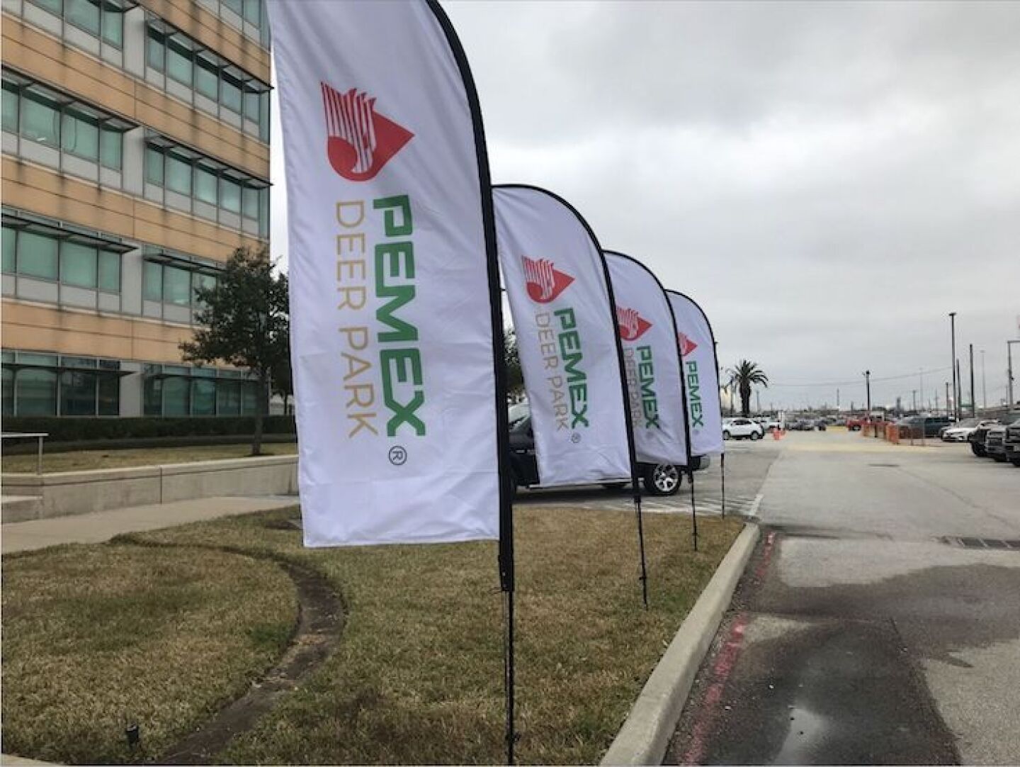 Trabajadores demandan a Pemex por lesiones en refinería en Deer Park, Texas; piden compensación de un millón de dólares.