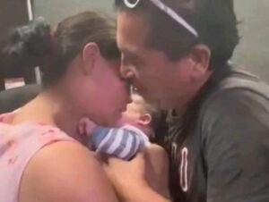 Final feliz para bebé de 3 meses robado en Nuevo León. Una llamada fue clave para hallarlo y detener a 2 mujeres.