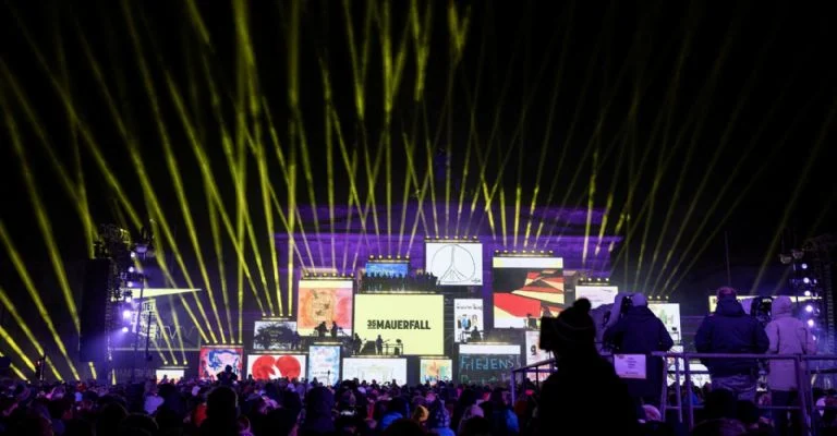 Celebran 35 años de la caída del muro de Berlín con actos culturales; acuden más de 500 mil personas a la conmemoración.