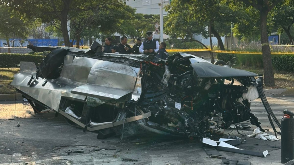 Elon Musk reacciona a los accidentes de Cybertruck de Tesla en México que terminaron con el automóvil destrozado.
