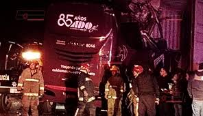 Choca autobús que viajaba de la CDMX a Xalapa y deja siete muertos. Entre las personas fallecidas hay una niña de cuatro años.