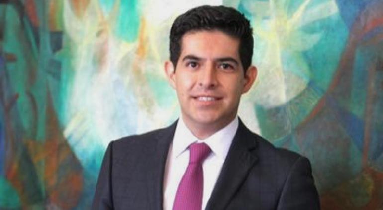 Martín Borrego renuncia a Semarnat tras escándalo por boda en el MUNAL. Las autoridades se encuentran investigando el caso.