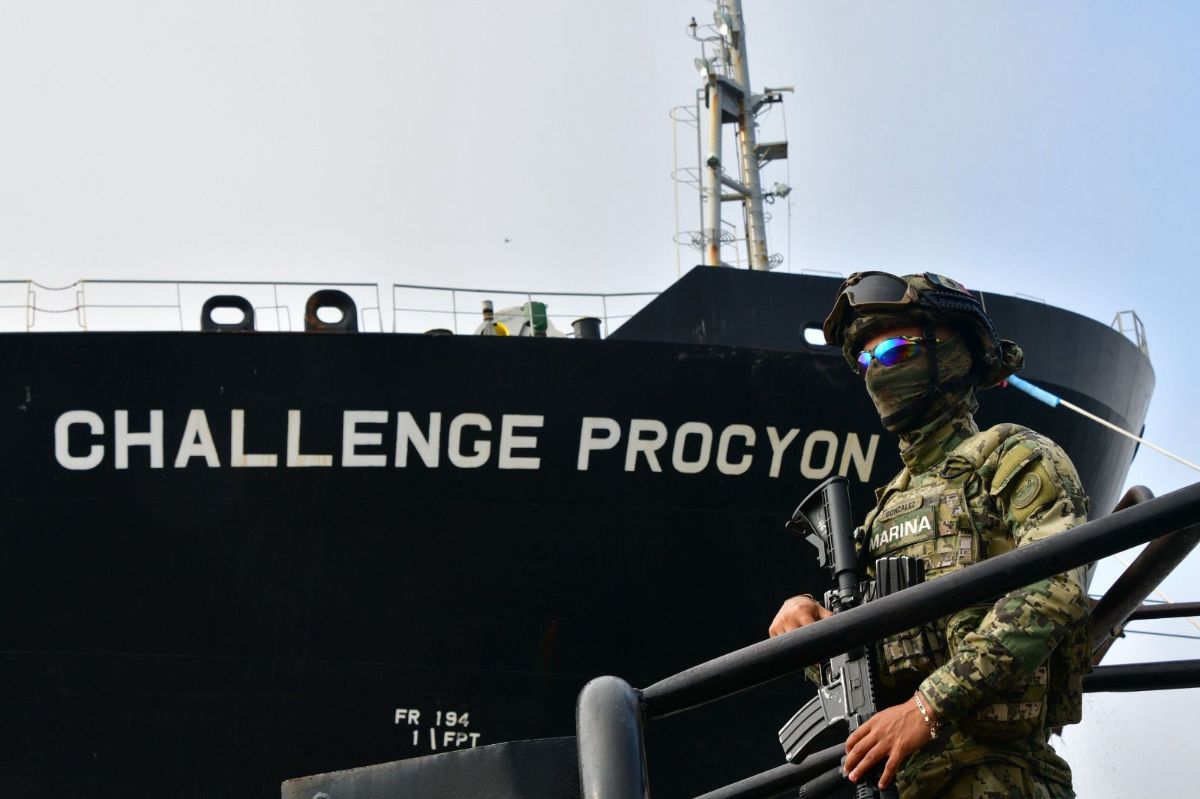 México da golpe histórico; el Gabinete de Seguridad decomisa buque con 10 millones de litros de diésel en Tamaulipas.