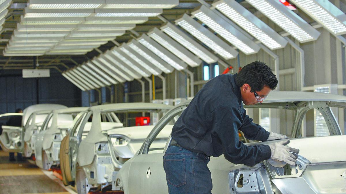 Autos ‘libran’ aranceles: Estados Unidos (EEUU) retrasa las tarifas a vehículos de México y Canadá después de diálogo.