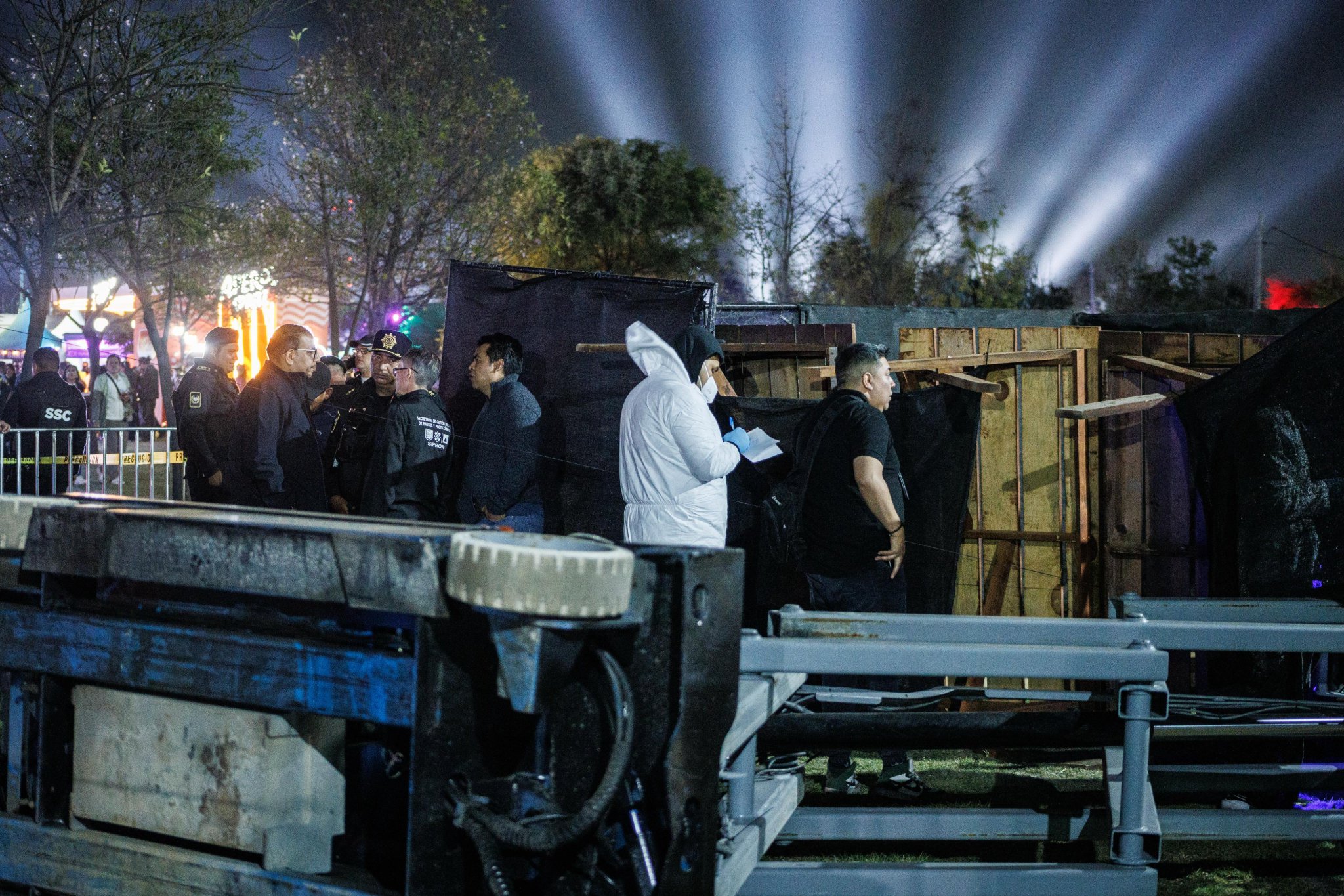Investiga fiscalía tragedia en festival Axe Ceremonia. Hay 2 versiones del sitio de muerte de periodistas y de supervisión al parque.