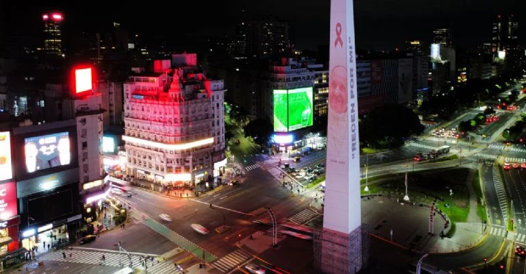 Honran memoria del papa Francisco. Países declaran periodo de luto y apagan monumentos. Argentina se ilumina con los colores papales.
