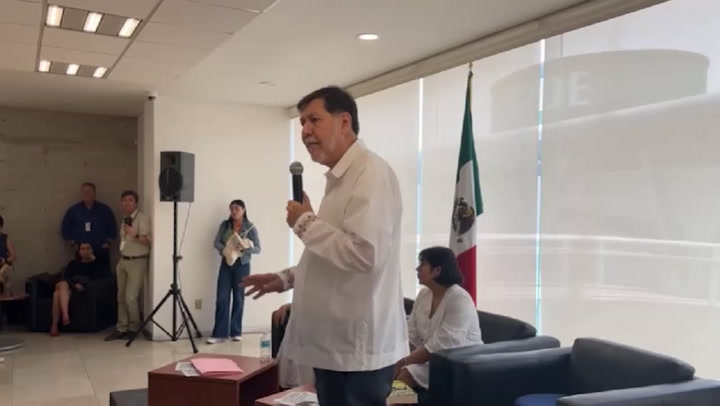 Gerardo Noroña cierra abruptamente conferencia en el CIDE luego de que estudiantes lo increparan por caso Teuchitlán.