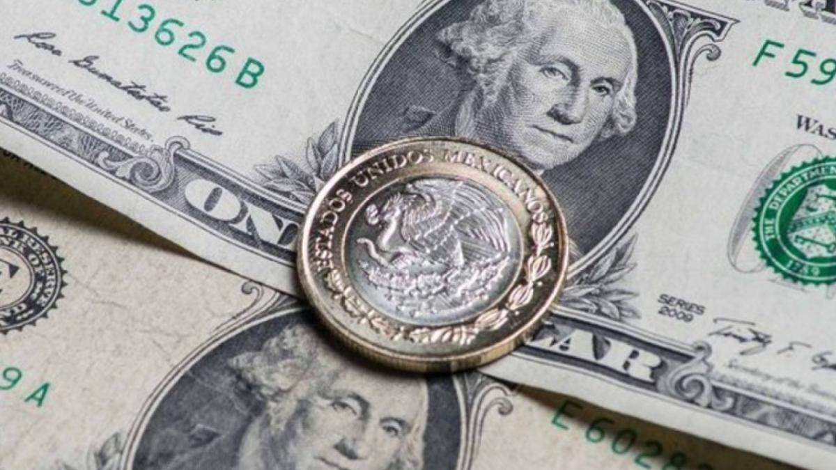 El peso se deprecia por persistentes temores a una recesión global causada por los aranceles de Donald Trump.