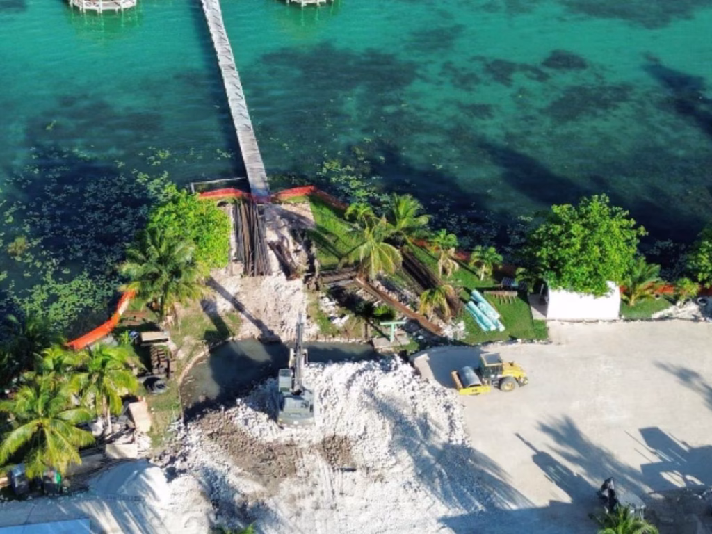 Ejército desacata orden judicial y continúa obras en laguna de Bacalar, una de las joyas naturales del sureste del país y atractivo turístico