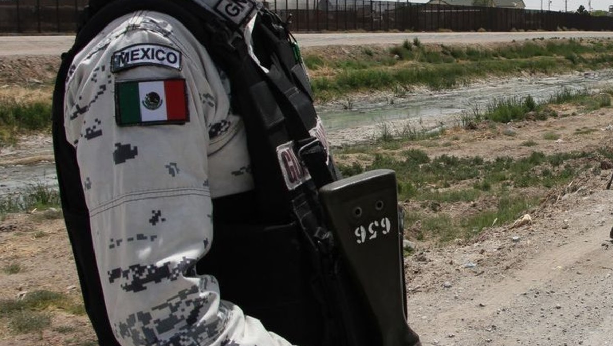 Detienen a 11 elementos de la Guardia Nacional por el robo de combustibles de Pemex; aseguran patrullas y una pipa.