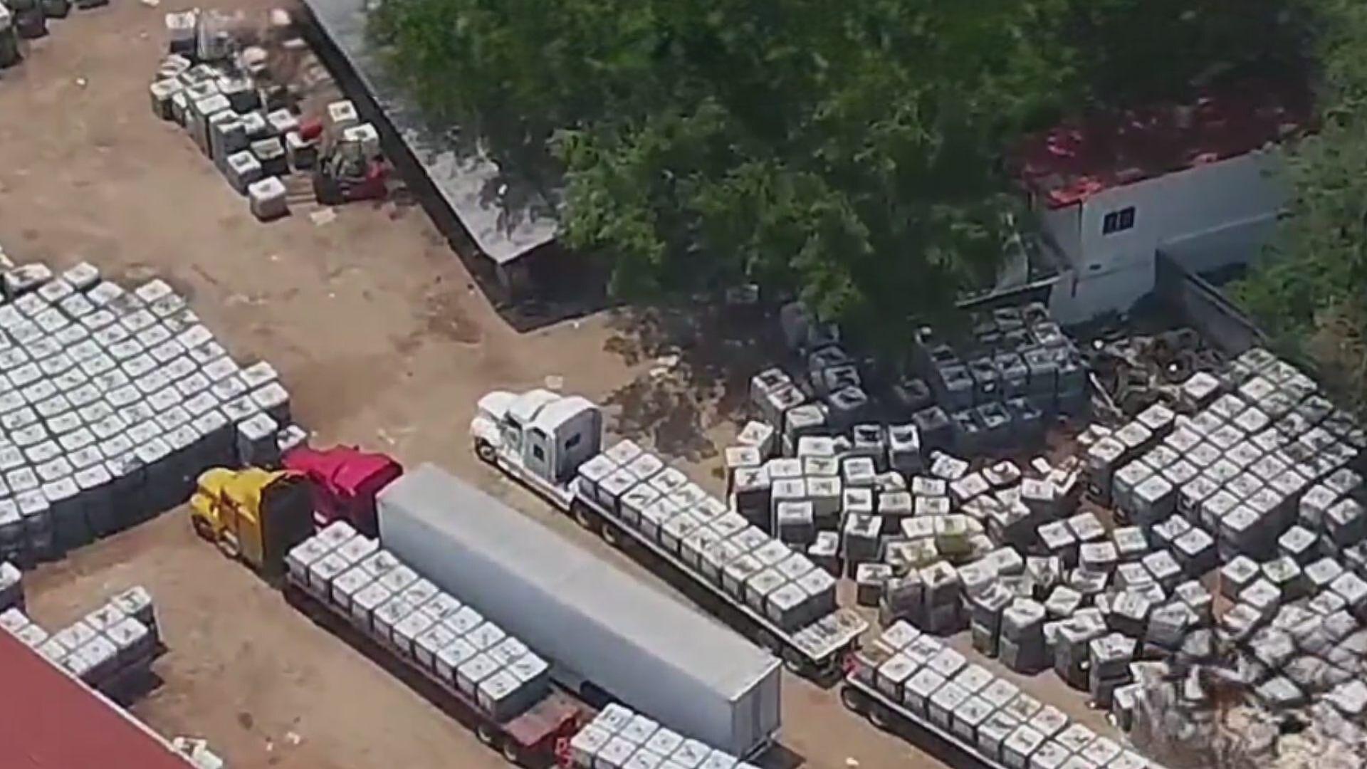 Tras cateo, localizan más de 3 millones de litros de huachicol en Tabasco; aseguran 18 vehículos y maquinaria.