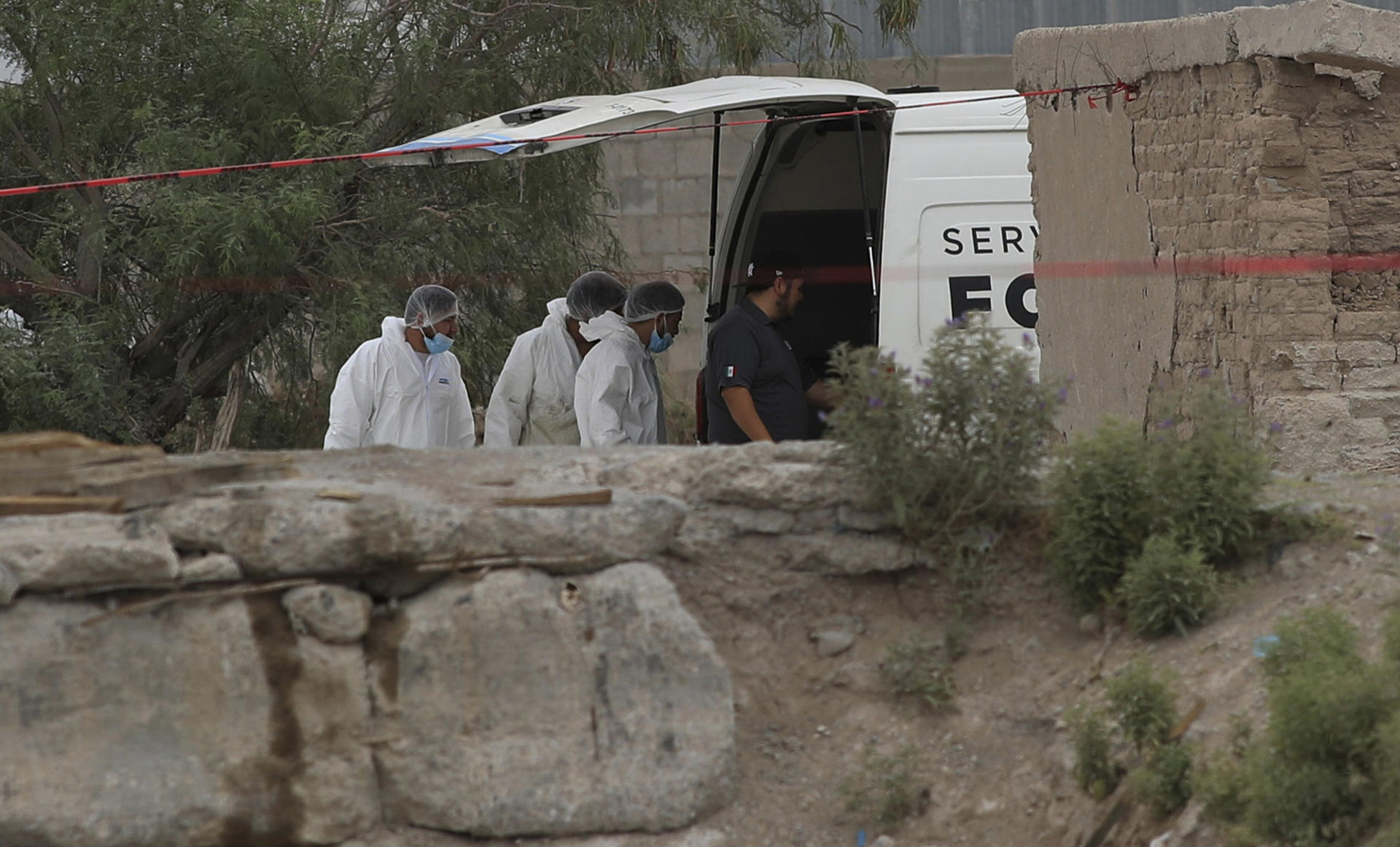 Urgen respuestas tras hallazgos de 383 cuerpos sin incinerar en Ciudad Juárez. Decenas de personas buscan saber si son sus seres querido.