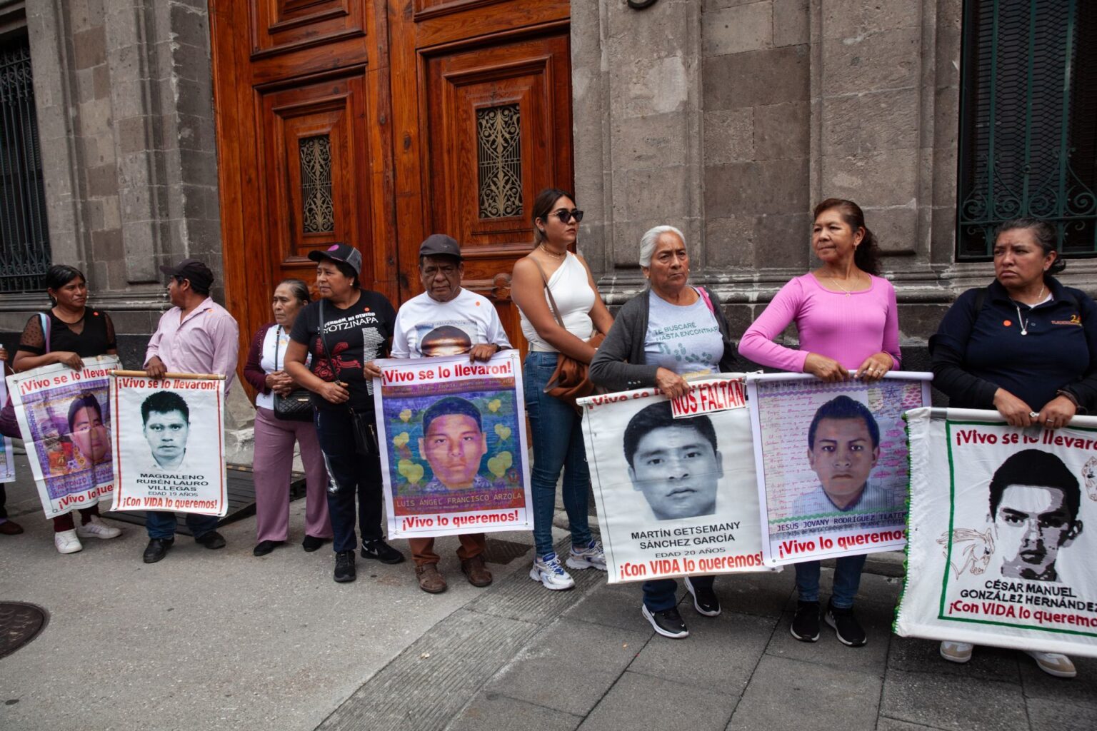 Familiares de normalistas de Ayotzinapa acusan falta de avances sustanciales tras reunión con la presidenta, Claudia Sheinbaum.